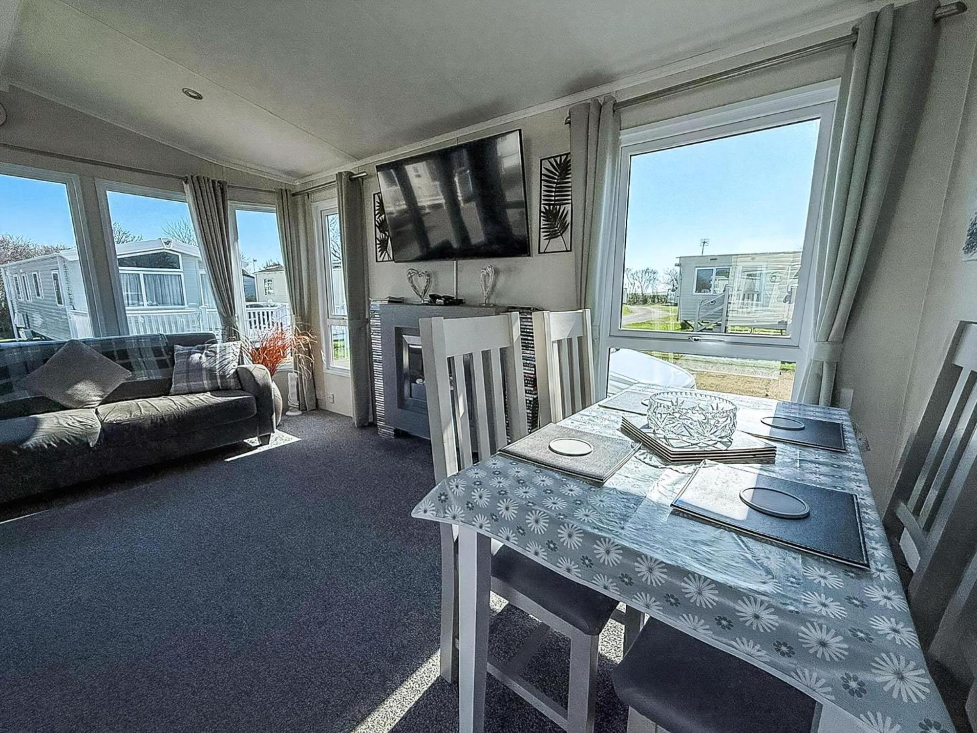 Lovely Wheelchair Friendly Caravan At Skipsea Sands In Yorkshire Ref 41167wf *