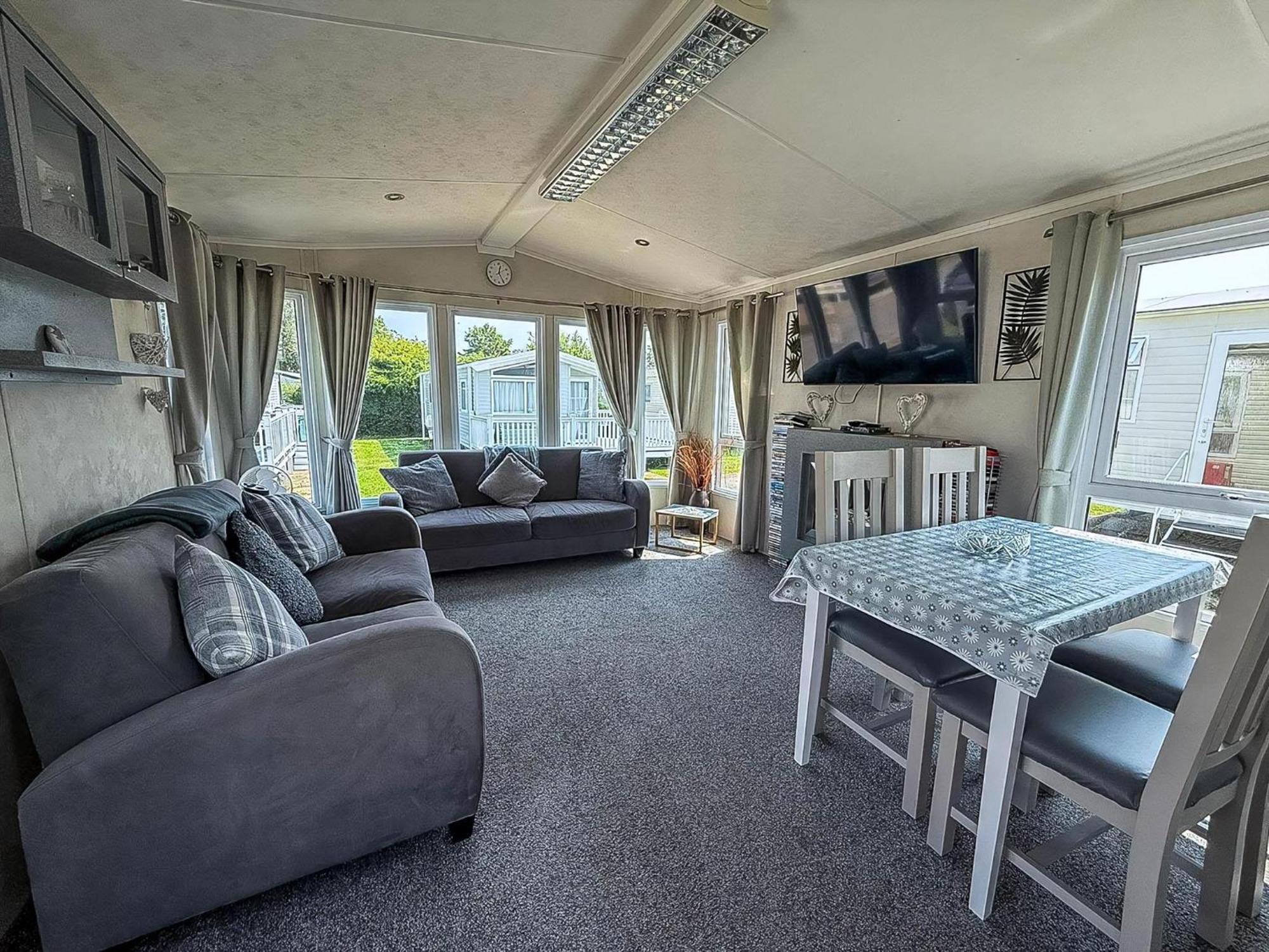 Lovely Wheelchair Friendly Caravan At Skipsea Sands In Yorkshire Ref 41167wf Campsite Barmston